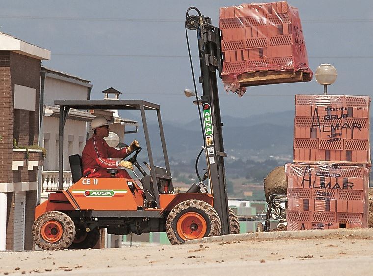 Carretillas Elevadoras Diesel 1300Kg EN ALQUILER - Imagen 3